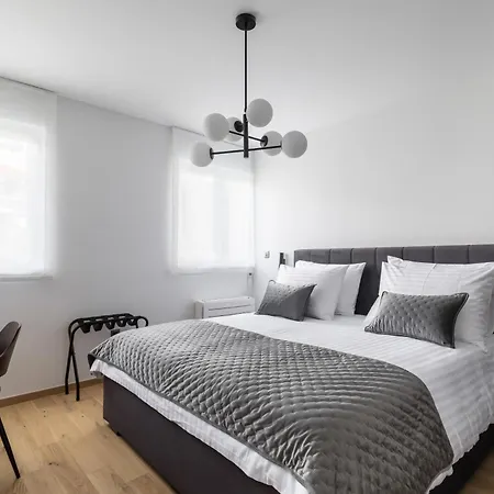 New! Old Town Luxury Ina דירה